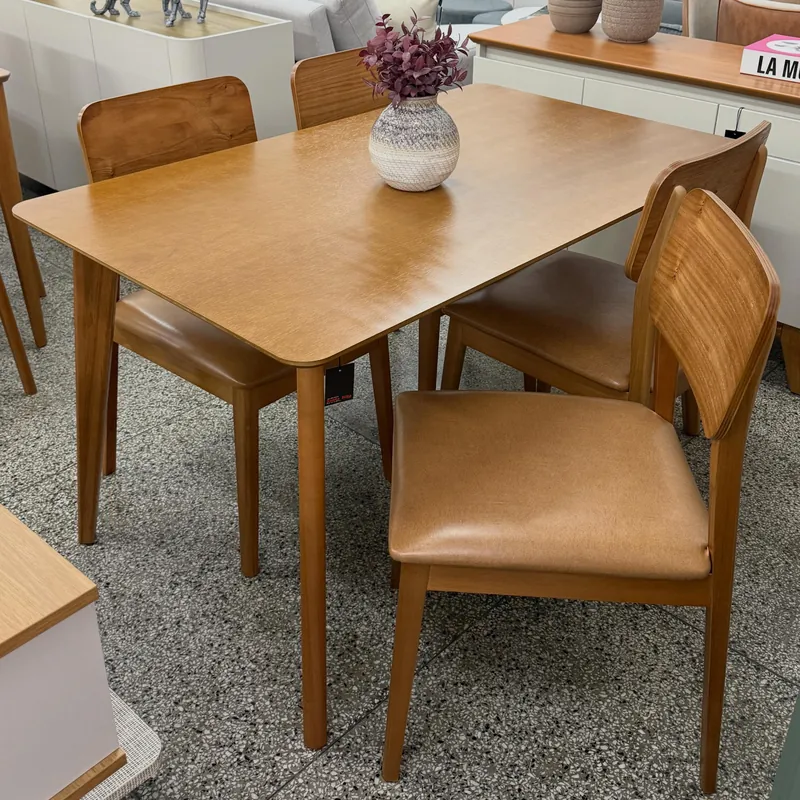 Mesa de jantar com cadeiras