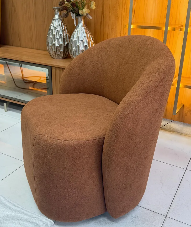 Poltrona giratória em bouclê caramelo