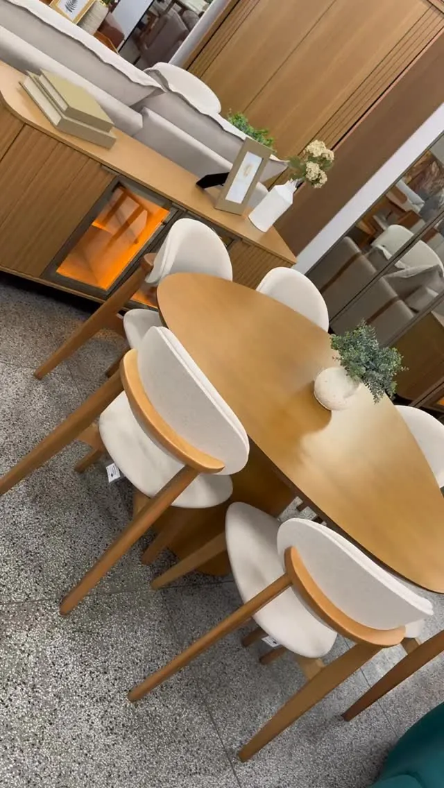 Sala de jantar com mesa orgânica e buffet
